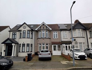 House - Serene Retreat With Comfortable Interiors (Ilford)