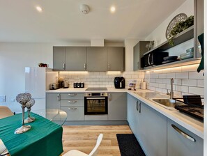 House - Amazing Flat With Free Parking and Balcony (Woking)