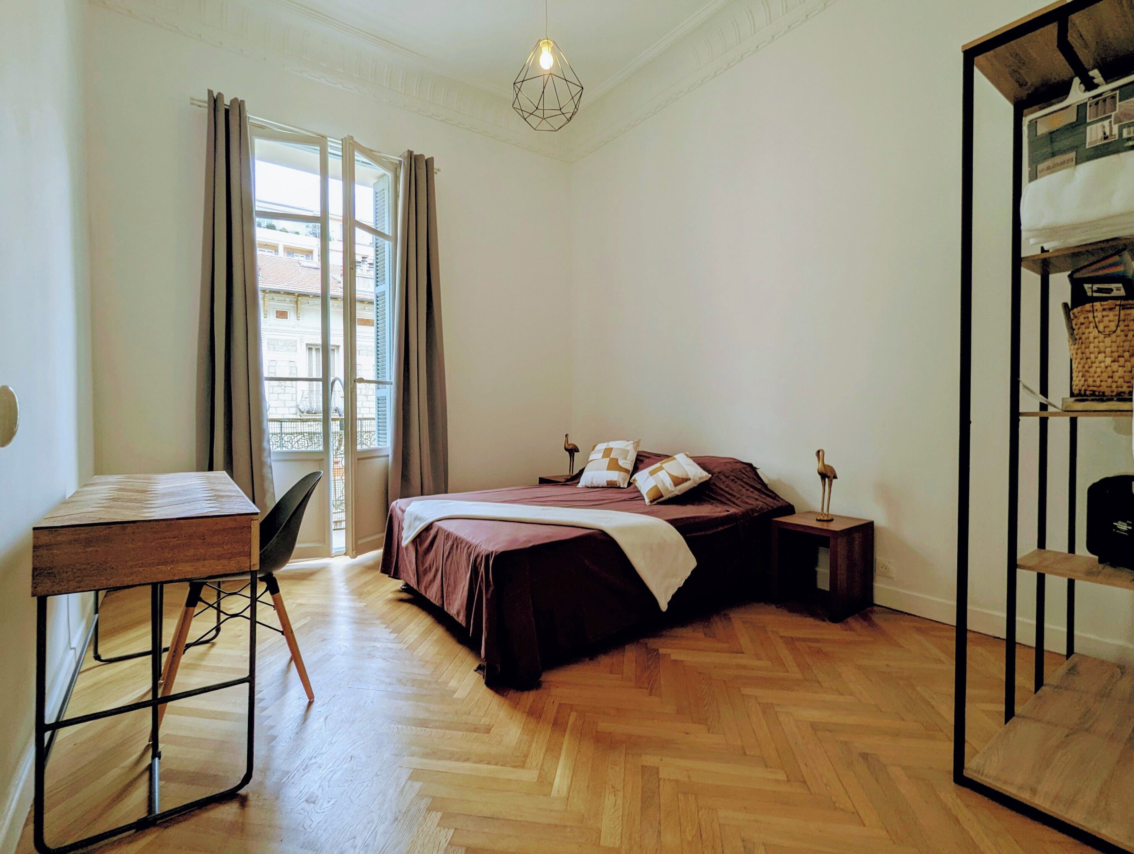 2 habitaciones, escritorio, tabla de planchar con plancha y wifi gratis 