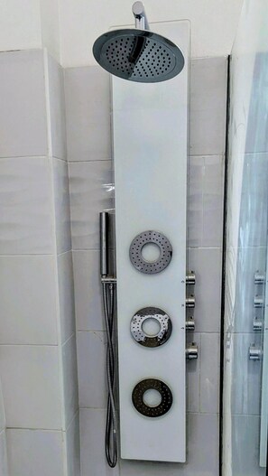 Shower, hair dryer, towels, soap - 3P bright - Hyper center - Elevator - balconies (Nice)