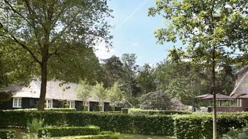 Deluxe tweepersoonskamer, uitzicht op tuin | Terrein van de accommodatie