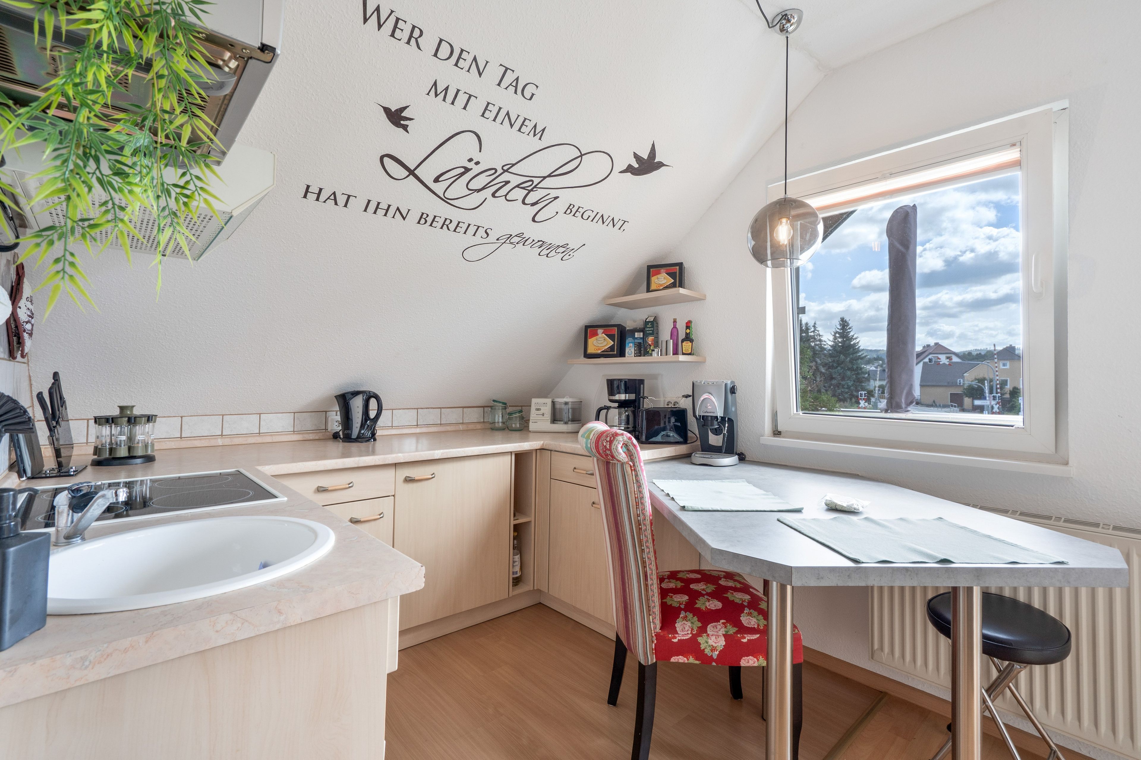 Wasserkocher mit Kaffee-/Teezubehör, Kühlschrank, Mikrowelle, Ofen
