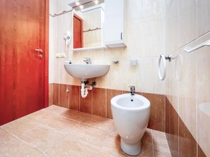 Apartment, 2 Bedrooms, Patio, Garden View | Bathroom - Terraced Home With Kids Playground (San Michele al Tagliamento)