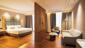 Junior Suite, Pool View | Premium bedding, minibar, in-room safe, desk
