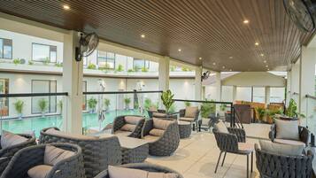Una piscina al aire libre