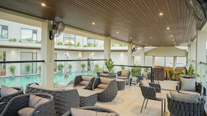 Una piscina al aire libre