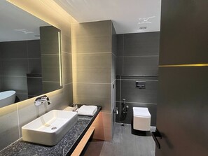 Habitación ejecutiva con 2 camas individuales, vistas al jardín | Baño