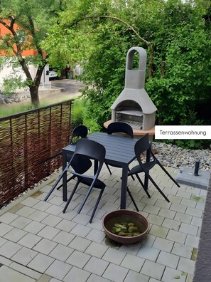 Outdoor dining - Apartment 'Fewo Tostner Burgblick 2P Terrasse' with Mountain View, Private Terrace and Wi-Fi (Feldkirch)