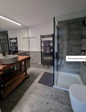 Bathroom - Apartment 'Fewo Tostner Burgblick 2P Terrasse' with Mountain View, Private Terrace and Wi-Fi (Feldkirch)