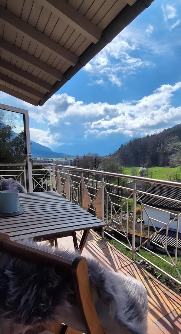 Outdoor dining - Tostner Burgblick Apartment – Quiet Green Setting with Balcony (Feldkirch)