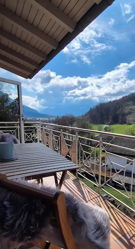 Tostner Burgblick Apartment – Quiet Green Setting with Balcony