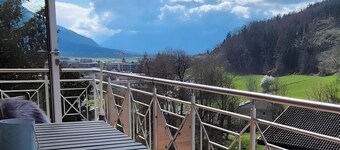 Tostner Burgblick Apartment – Quiet Green Setting with Balcony