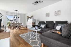 Smart TV, fireplace, stereo