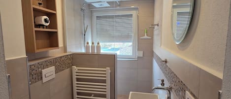 Douche, sèche-cheveux, serviettes fournies, savon