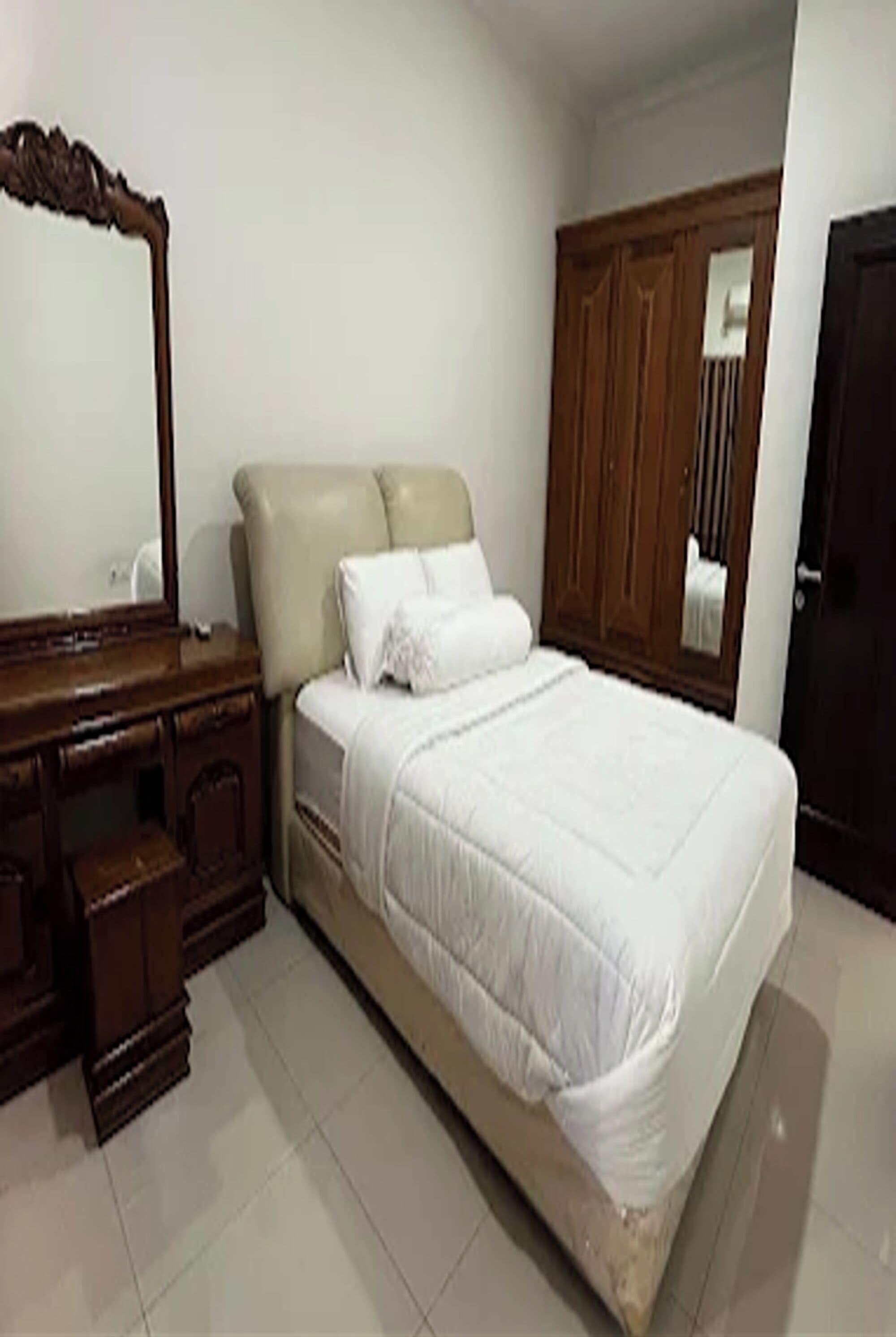 Desk, free WiFi, bed sheets
