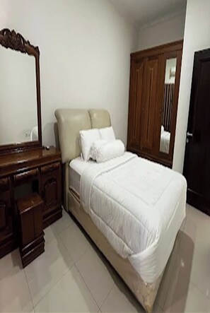 Villa, 3 Bedrooms | Desk, free WiFi, bed sheets - Mega Jaya Vila (Depok)