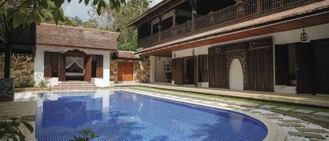 Una piscina al aire libre