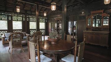 Luxe villa | Ontbijtruimte