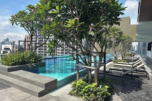 Una piscina al aire libre