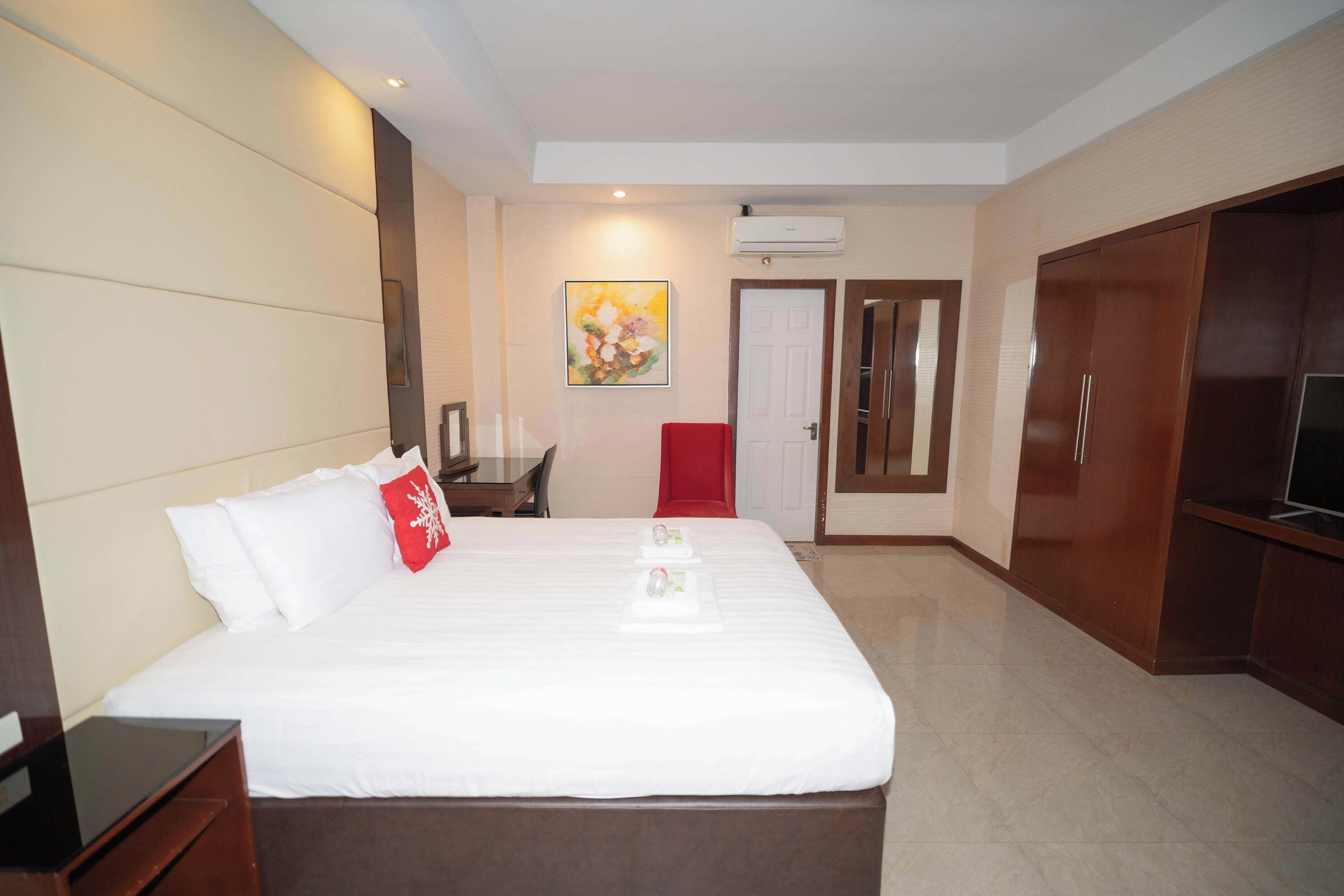 Superior Room | Desk, iron/ironing board, free WiFi, bed sheets