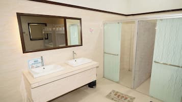 Dusche, Regendusche, kostenlose Toilettenartikel, Handtücher