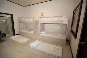 書桌、熨斗/熨衣板、免費無線上網、床單