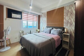 Deluxe Room | Meja, seterika/papan seterika, Wi-fi percuma, cadar katil 