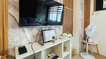 Deluxe Room | Desk, iron/ironing board, free WiFi, bed sheets