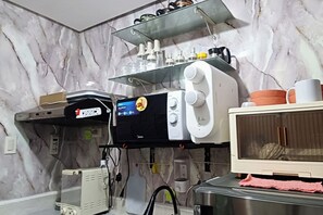 Deluxe Room | Private kitchen - Selah Mplace Homestay (Quezon City)
