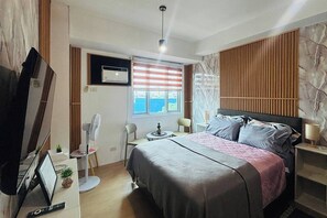 Deluxe Room | Meja, seterika/papan seterika, Wi-fi percuma, cadar katil 