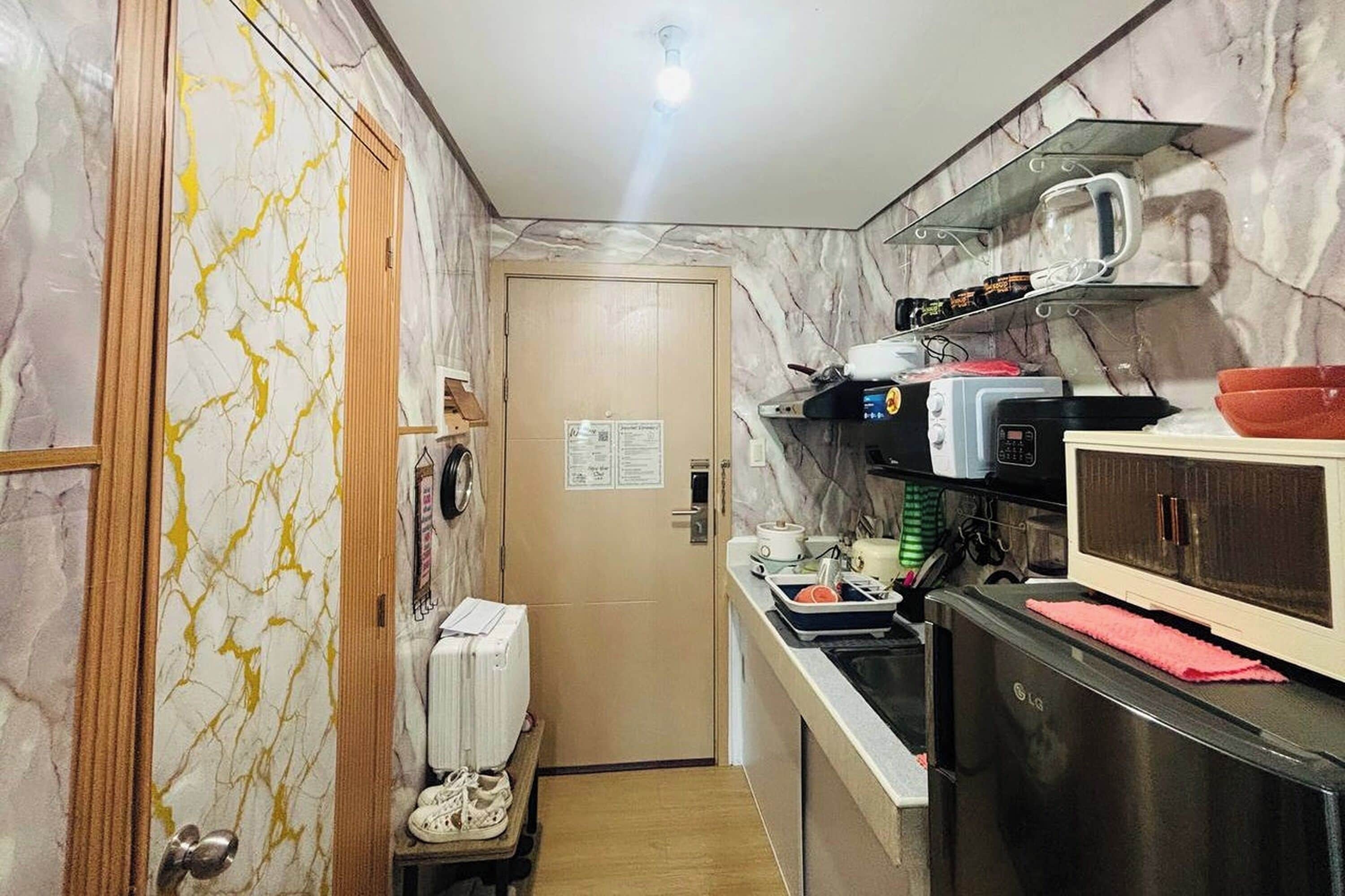 Deluxe Room | Private kitchenette | Fridge, microwave, coffee/tea maker, electric kettle