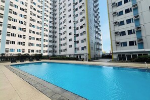 Outdoor pool - Selah Mplace Homestay (Quezon City)