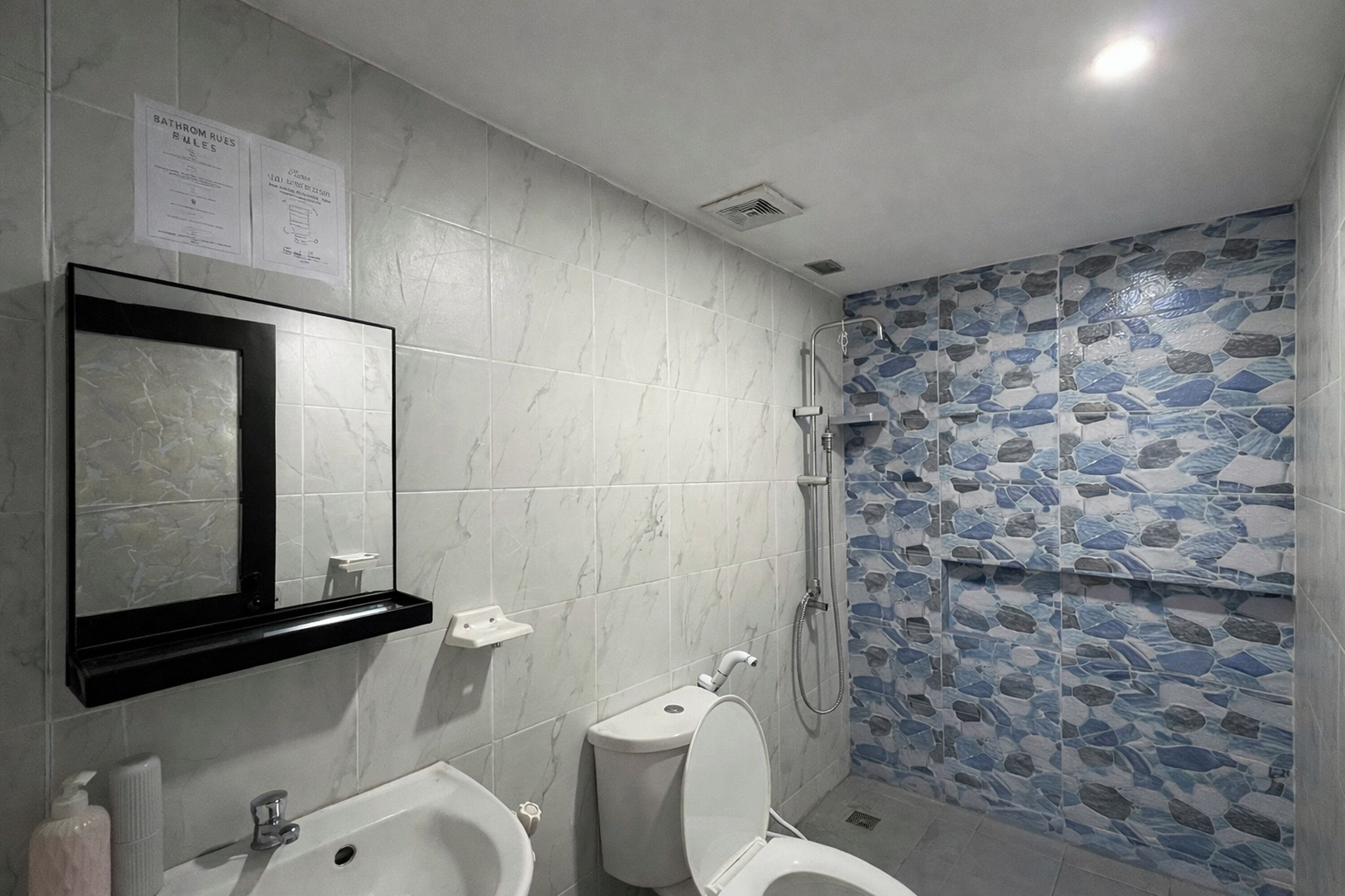 Chambre Familiale, salle de bains commune | Salle de bain | Douche, douche à « effet pluie », serviettes fournies