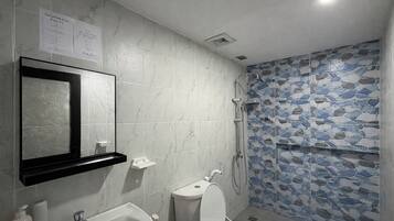 Familienzimmer, Gemeinschaftsbad | Badezimmer | Dusche, Regendusche, Handtücher