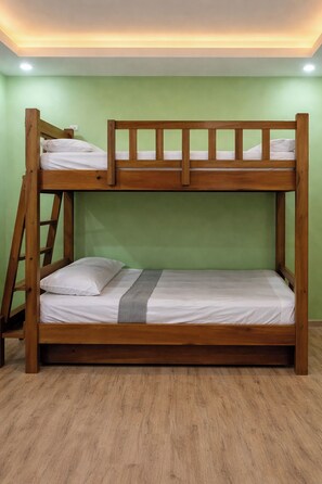 Habitación familiar, baño privado | Wifi gratis y ropa de cama