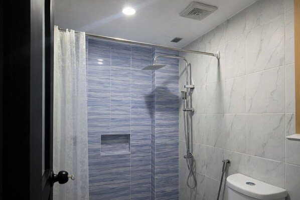 Habitación estándar, baño privado | Baño | Ducha, cabezal de ducha tipo lluvia y toallas