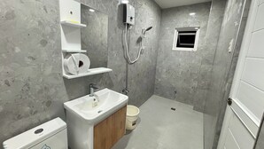 A modern bathroom with a toilet, sink, shower, and a small window. - Alejandro'S Suites & Venue (Valencia)