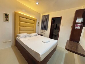 Tabla de planchar con plancha, wifi gratis y ropa de cama