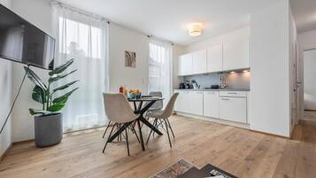 Apartment, 1 Queen-Bett und Schlafsofa | Speisen