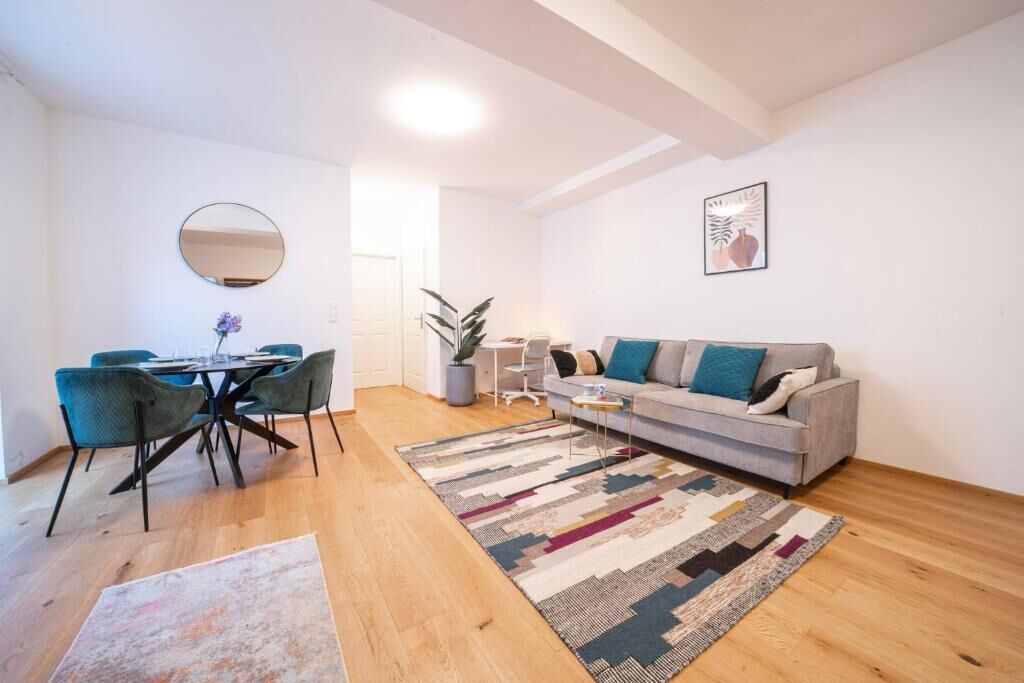 Apartment, Blick auf den Innenhof | Wohnbereich