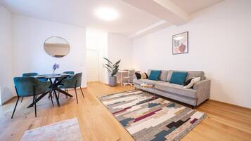 Apartment, Blick auf den Innenhof | Wohnbereich