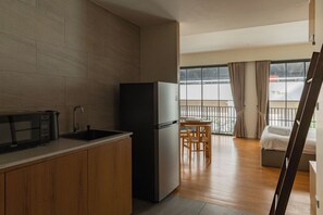 Deluxe Room Double Bed | Desk, free WiFi, bed sheets - Q Space Sathorn - Narathiwas 18 (Bangkok)