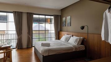 Desk, free WiFi, bed sheets