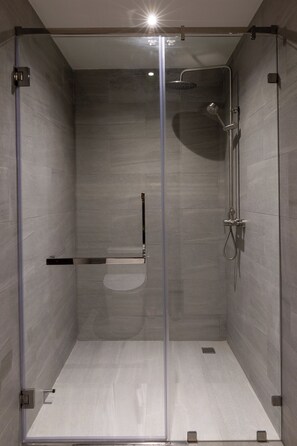 Two Bedroom Suite | Bathroom | Free toiletries, hair dryer, towels, soap - Q Space Sathorn - Narathiwas 18 (Bangkok)