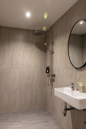 Deluxe Room Double Bed | Bathroom | Free toiletries, hair dryer, towels, soap - Q Space Sathorn - Narathiwas 18 (Bangkok)