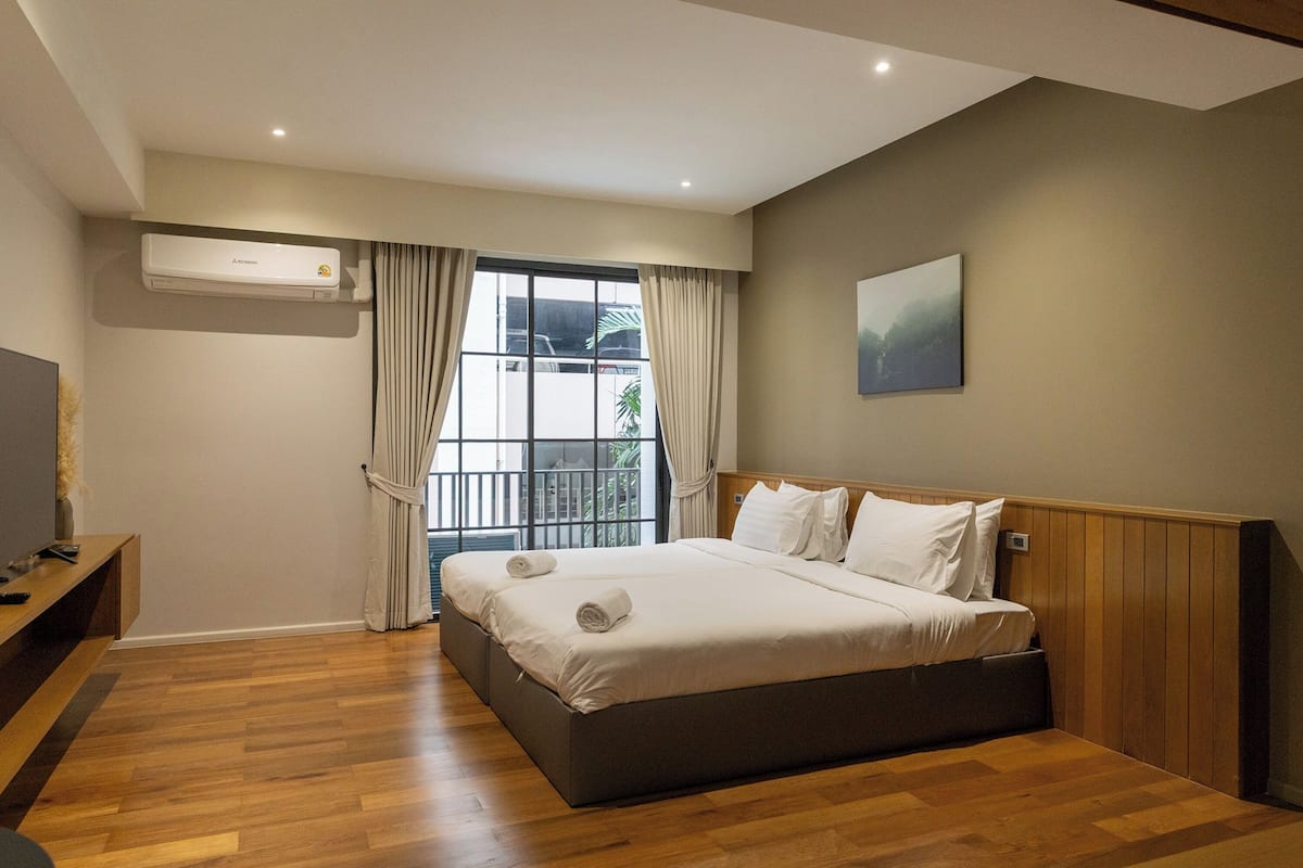 Desk, free WiFi, bed sheets