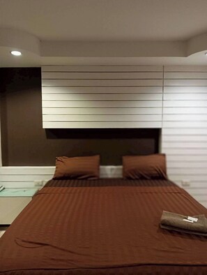 Habitación Deluxe, 1 cama de matrimonio grande | Escritorio, tabla de planchar con plancha, wifi gratis y ropa de cama
