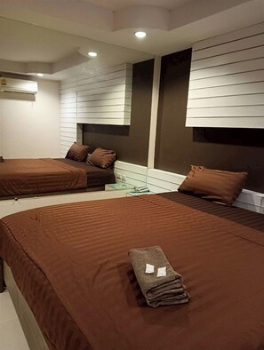 Habitación Deluxe, 1 cama de matrimonio grande | Escritorio, tabla de planchar con plancha, wifi gratis y ropa de cama