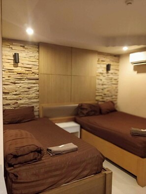 Habitación estándar con 2 camas individuales | Escritorio, tabla de planchar con plancha, wifi gratis y ropa de cama