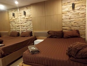 Habitación estándar con 2 camas individuales | Escritorio, tabla de planchar con plancha, wifi gratis y ropa de cama